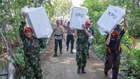 Sejumlah petugas juga harus berjalan kaki mengawal pendistribusian logistik pemilu di Dukuh Simonet, Desa Semut, Kecamatan Wonokerto, Kabupaten Pekalongan, Jawa Tengah, Selasa (16/4/2019). Antara Foto/Harviyan Perdana Putra.
