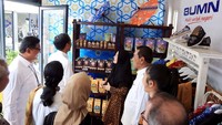 Presiden Joko Widodo, didampingi Direktur Utama BRI Suprajarto dan Direktur Mikro dan Kecil BRI Priyastomo, menyempatkan diri menyapa nasabah binaan Bank BRI, Rendang Uni Adek dari RKB BRI Bukittinggi setelah resmi membuka Halal Park di Jakarta.