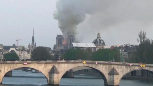 Kebakaran Landa Gereja Notre Dame Paris