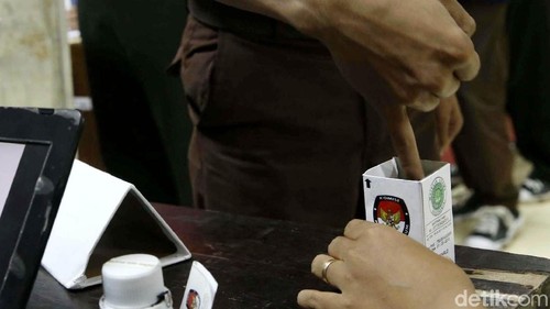 Ilustrasi Pemungutan Suara di bilik suara pada pemilu 2014