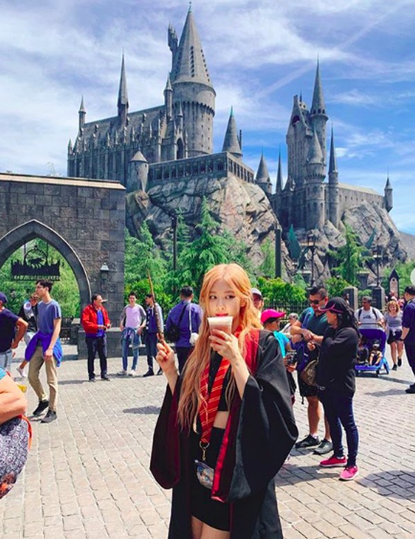 Berpakaian ala film Harry Potter, Rose terlihat mirip dengan Hermione kan? (roses_are_rosie/Instagram) Berpakaian ala film Harry Potter, Rose terlihat mirip dengan Hermione kan? (roses_are_rosie/Instagram)