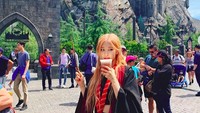 Berpakaian ala film Harry Potter, Rose terlihat mirip dengan Hermione kan? (roses_are_rosie/Instagram)