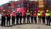 Manajemen Terminal Petikemas Koja berpose bersama kepada Kapten Kapal MV. Navious Verde saat bersandar di Terminal Petikemas Koja, Jakarta, Minggu (14/4). Foto: dok. TPK Koja