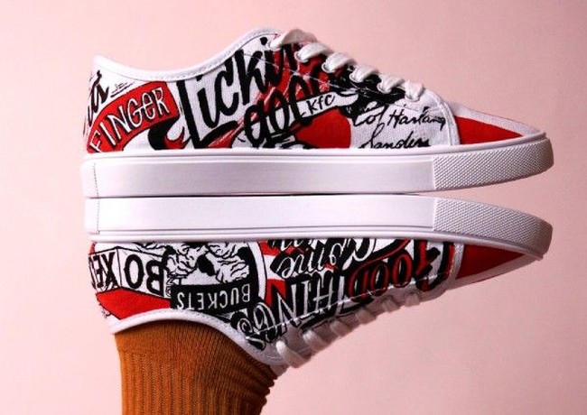 Inilah penampakan sneakers pertama keluaran perusahaan makanan cepat saji KFC. Diketahui dari laman Facebook KFC Singapura, sneakers tersebut dirilis pada Rabu (17/4/2019), berberangan dengan menu baru KFC di Singapura, Hot Blaze Grilled Chicken. Maka dari itu, sneakers KFC ini hanya tersedia untuk konsumen di Negeri Singa. (Foto: Dok. KFC Singapura)
