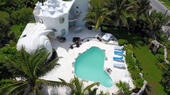 Rumah kerang di Casa Caracol, Isla Mujeres, Meksiko ini disewakan untuk turis menginap. Ada dua ruang tidur dan kolam renang pribadi yang dikelilingi pohon kelapa. Foto: via Trend Chaser