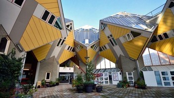 The Cube Houses atau rumah kubus ada di Rotterdam dan Helmond, Belanda. Rumah ini didesain miring 45 derajat dan punya 4 lantai. Foto: via Trend Chaser
