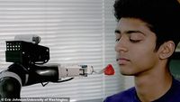 Keren! Robot Ini Dirancang Untuk Menyuapi Makan Penyandang Disabilitas