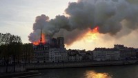 Hingga saat ini, petugas pemadam kebakaran masih membersihkan area di sekitar katedral. (Foto: REUTERS/Julie Carriat)