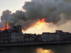 Kebakaran Landa Gereja Notre Dame Paris