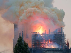 Detik-detik Terbakarnya Gereja Notre Dame Paris