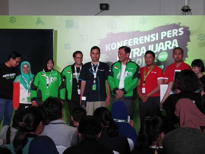 Gufron (kedua dari kanan) dalam acara konferensi pers Mitra Juara Gojek. Foto: Dok. Go-Jek Gufron (kedua dari kanan) dalam acara konferensi pers Mitra Juara Gojek. Foto: Dok. Go-Jek