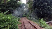 Rel kereta api yang pernah berjaya di era kolonial ini sangat menarik untuk dikunjungi. Dahulu rel tersebut membentang dari Ambarawa hingga Jogjakarta. (Aji Kusuma/detikcom)