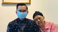 Ani mengunggah foto kebersamaannya dengan Ibas lewat Instgaram @aniyudhoyono, seperti dilihat detikcom, Selasa (16/4/2019). Ibas, yang mengenakan masker, tampak berpegangan tangan dengan ibundanya. Setelah melakukan serangkaian campaign yang melelahkan, aku merasa bahagia EBY dan keluarga bergegas menemuiku di NUH. Semoga perjuanganmu berhasil anakku sayang, tulis Ani. Foto: Instagram/@aniyudhoyono