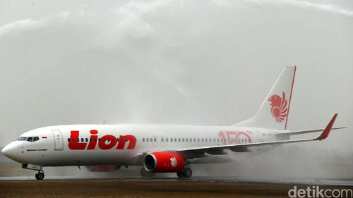 Salah satu contoh hubungan mesra Lion dan Boeing ditunjukkan saat maskapai milik Rusdi Kirana itu memborong Boeing 737 MAX 10. Demi mendapatkan 50 pesawat ini Lion merogoh kocek US$ 6,24 miliar. Penandatanganan pembelian dilakukan President and CEO Lion Air Group Edward Sirait dengan Senior Vice President Asia Pasicif & India Sales Boeing Commercial Airplanes, Dinesh Keskar di Hotel Grand Hyatt, Jakarta Pusat, Selasa (10/4/2018). Turut menyaksikan Menteri Perhubungan Budi Karya Sumadi dan Founder Lion Air Group Rusdi Kirana, Dubes Amerika Serikat Joseph R Donovan.