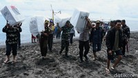 Selama hampir 1,5 jam perahu logistik pemilu ini harus memecah ombak untuk sampai di Dusun Merak.