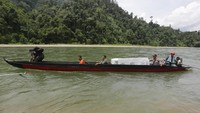 Sejumlah petugas juga harus menggunakan perahu untuk mendistribusikan logistik pemilu ke TPS terpencil serta terisolir Sarah Baru di Manggamat Kluet Tengah, Aceh Selatan, Selasa (16/4/2019). Antara Foto/Irwansyah Putra.
