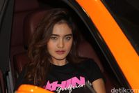 Si Cantik Penyuka Sedan dan Mobil Besar