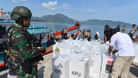 Anggota Polri dan TNI ikut menjaga dalam distribusi logistik pemilu tersebut. ANTARA FOTO/Ampelsa.