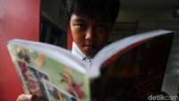 Mereka membaca berbagai buku untuk menambah ilmu pengetahuan.