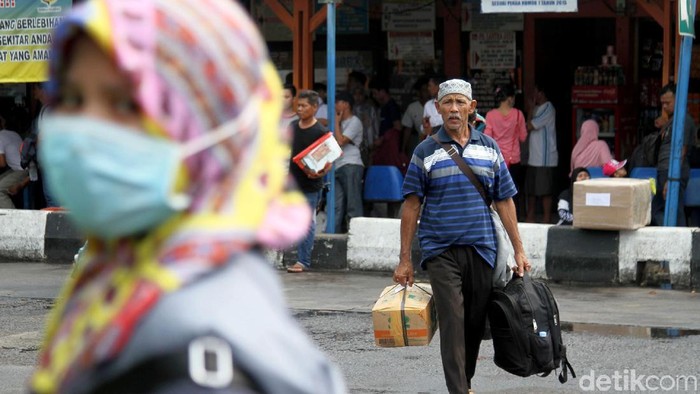 Warga Mudik Buat Nyoblos Ribuan warga mendatangi Terminal Kalideres, Jakarta Barat. Mereka mengantre untuk membeli tiket mudik agar bisa mencoblos pada 17 April esok.