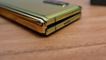 “Dari kesan pertama, aku bisa bilang jika Galaxy Fold ada kerutannya dan juga terasa cukup kokoh. Terasa memuaskan melipat layar 7,3 inch-nya. Ia terbuat dari advanced composite polymer yang merupakan tipe plastik kuat,” sebut Cherlynn Low dari Engadget. Foto: Tech Crunch