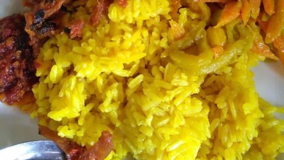 Sedap Sekali! Pagi-pagi Makan Nasi Kuning Manado yang Pedas Gurih