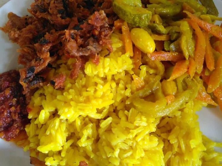Sedap Sekali! Pagi-pagi Makan Nasi Kuning Manado yang Pedas Gurih