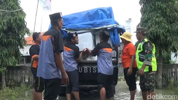 Distribusi logistik terkendala banjir/