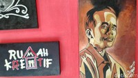 Melukis merupakan hobi yang telah digeluti Joko sejak tahun 2006 silam. Keterbatasan biaya untuk membeli cat warna membuatnya berinovasi dengan menggunakan pewarna alami dari tanah hingga arang.