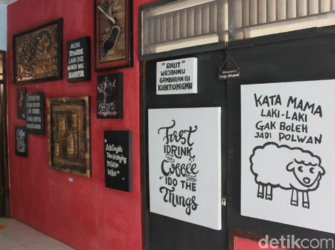 Pria di Ciamis Sulap Tanah dan Sampah Jadi Lukisan Bernilai