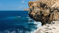 Azure Window di Malta ini cukup populer di kalangan traveler. Objek tersebut merupakan lokasi adegan pernikahan Daenerys Targaryen dan Khal Drogo di Game of Thrones season 1 (iStock)