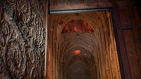 Tampak kobaran api yang diselimuti asap di bagian atas interior katedral yang dibangun abad ke-13 itu. Foto: REUTERS/Philippe Wojazer/Pool