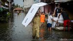 Aksi Petugas Distribusikan Logistik Pemilu di Tengah Banjir