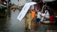 Petugas KPU Kabupaten Bandung mendistribusikan logistik ke 11 TPS terdampak banjir dari jumlah total sebanyak 41 TPS di Kecamatan Dayeuhkolot.