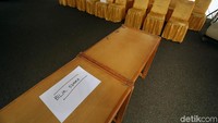 Meja untuk bilik suara dan petugas KPPS sudah disiapkan. 