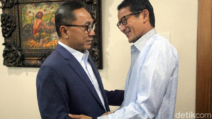 Sandiaga Uno mengunjungi gedung DPR hari ini, Selasa (16/4/2019). Ia bertemu dengan Ketua MPR Zulkifli Hasan untuk membahas pemilu damai.
