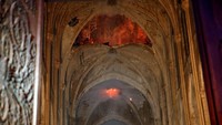 Penampakan lebih jelas warna merah jingga yang berasal dari kobaran api yang masih melalap bagian atap Katedral Notre-Dame. Foto: REUTERS/Philippe Wojazer/Pool
