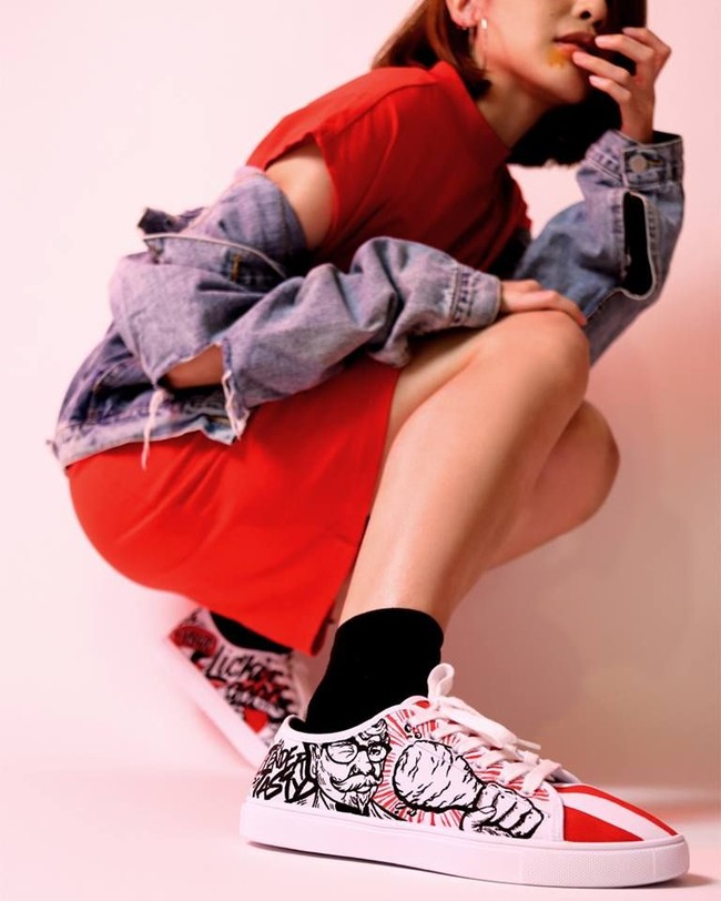 Semakin unik lagi, ada sosok Colonel Senders, sang pendiri KFC, yang mejeng di bagian samping sepatu sambil memegang sepotong ayam goreng. (Foto: Dok. KFC Singapura)