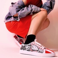 Semakin unik lagi, ada sosok Colonel Senders, sang pendiri KFC, yang mejeng di bagian samping sepatu sambil memegang sepotong ayam goreng. (Foto: Dok. KFC Singapura)