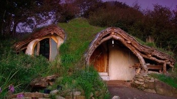 Simon Dale muak dengan kewajiban membayar hipotek tanah sehingga punya ide memindahkan keluarganya untuk tinggal di rumah Hobbit di Wales, Britania Raya. Namun rumah ini sudah tidak ditinggali lagi oleh mereka. Foto: via Trend Chaser