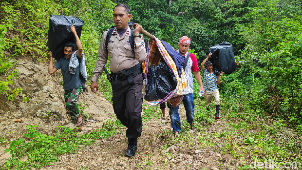Petugas mendaki kotak suara di Maros (Bakrie-detikcom)