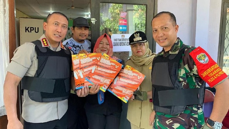 Tutup TPS Pukul 13.00 WIB Saat Pemilih Masih Antre Bisa Dipidana Tutup TPS Pukul 13.00 WIB Saat Pemilih Masih Antre Bisa Dipidana