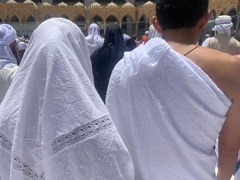 Mengintip Hijab Instan Renda yang Dipakai Istri Sandiaga Saat Umrah