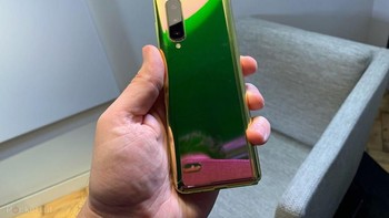 Operator lain seperti T Mobile juga bersiap memasarkan Galaxy Fold. Belum ada informasi kapan keran pemesanan dibuka di negara lain. Foto: Pocket Lint