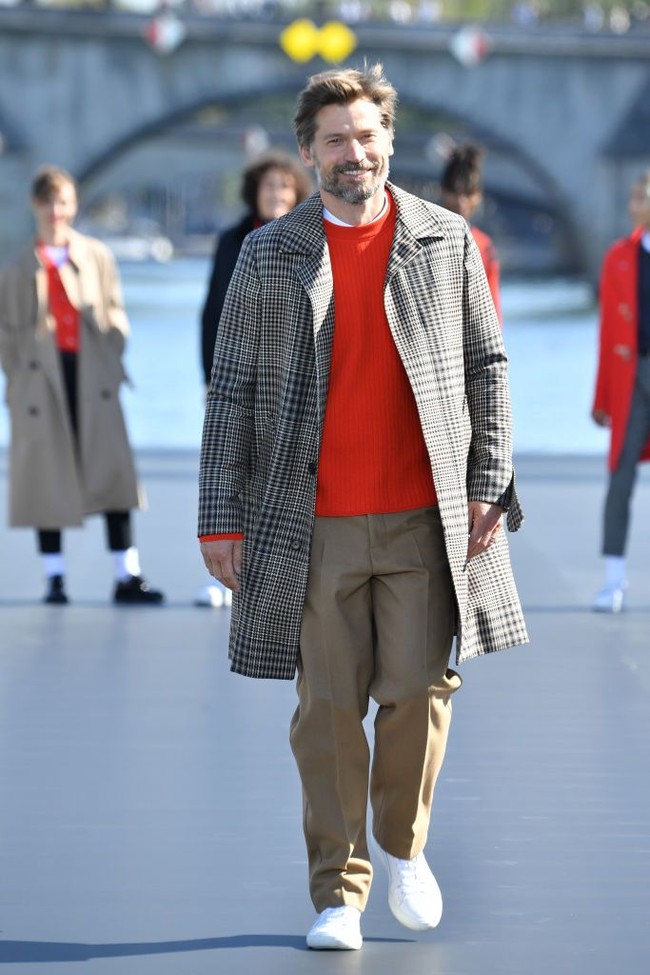 Lulusan Danish National School of Theatre and Contemporary Dance ini juga bisa tampil stylish. Ia bergaya preppy dengan padanan coat motif houndstooth, celana chino dan sweater merah saat berjalan di catwalk Paris Fashion Week Spring/Summer 2019. Foto: Getty Images
