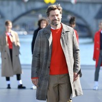 Lulusan Danish National School of Theatre and Contemporary Dance ini juga bisa tampil stylish. Ia bergaya preppy dengan padanan coat motif houndstooth, celana chino dan sweater merah saat berjalan di catwalk Paris Fashion Week Spring/Summer 2019. Foto: Getty Images