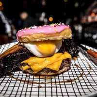 Nyam! Ada Donat Burger yang Terinspirasi Hormer 'The Simpsons'