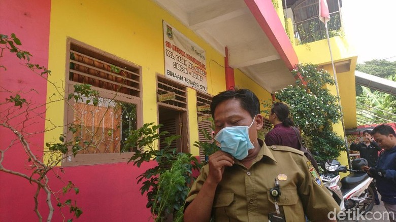 Bau Menyengat Bikin Siswa SD di Dekat Pabrik di Cilegon Dipulangkan Bau Menyengat Bikin Siswa SD di Dekat Pabrik di Cilegon Dipulangkan