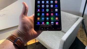 Galaxy Fold dalam keadaan terbuka. Ponsel layar lipat pertama Samsung ini sudah bisa dipesan di Amerika Serikat. Foto: Pocket Lint