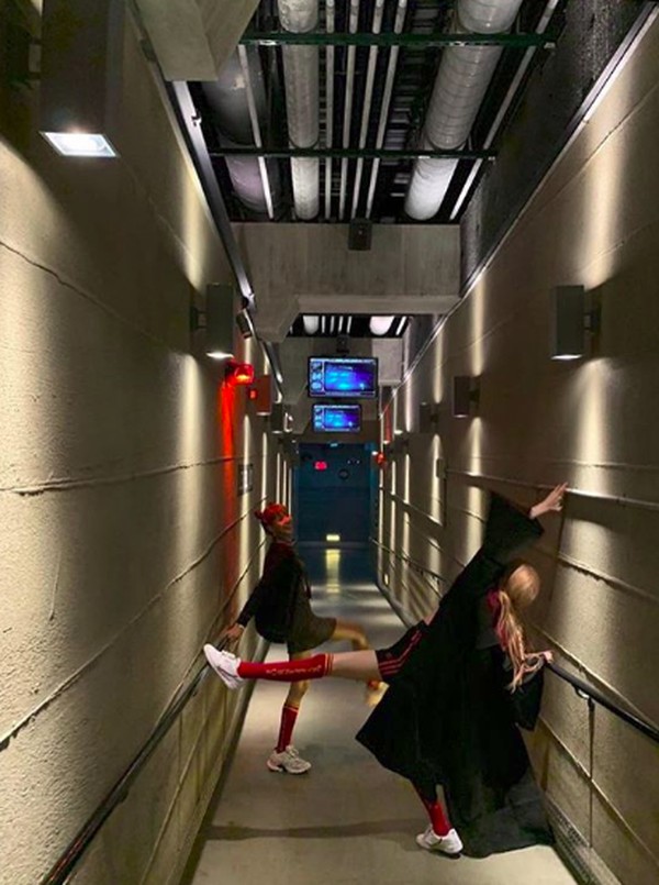 Gayanya memegang tongkat sihir, Rose memamerkan kaki jenjang dnegan tubuhnya yang ramping. Bikin iri kaum Hawa nih! (roses_are_rosie/Instagram) Gayanya memegang tongkat sihir, Rose memamerkan kaki jenjang dnegan tubuhnya yang ramping. Bikin iri kaum Hawa nih! (roses_are_rosie/Instagram)